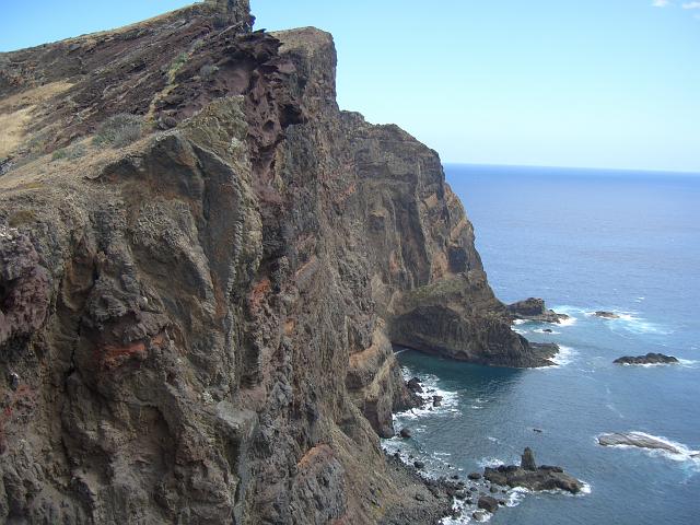 CIMG1523.JPG - Wanderung Ponta de São Lorenço (Ostkap): weitere Steilküsten...