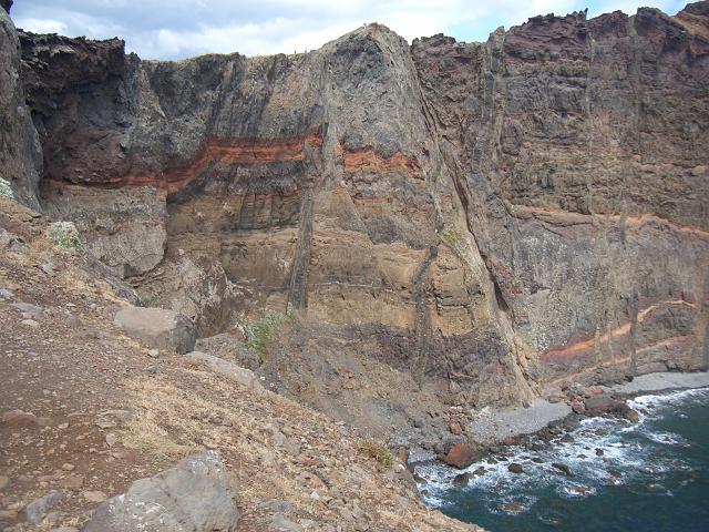 CIMG1524.JPG - Wanderung Ponta de São Lorenço (Ostkap): schön ausgebildete Gesteinsschichten.