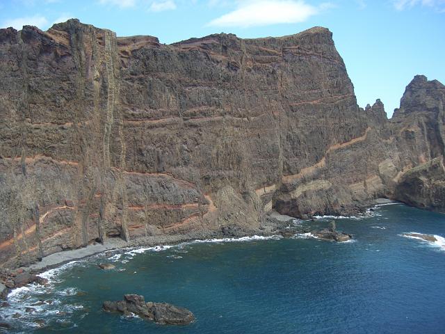 CIMG1525.JPG - Wanderung Ponta de São Lorenço (Ostkap): schön ausgebildete Gesteinsschichten.