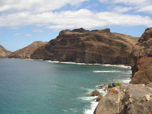 CIMG1527.JPG - Wanderung Ponta de São Lorenço (Ostkap):  Blick vom Rastplatz am Meer zurück.