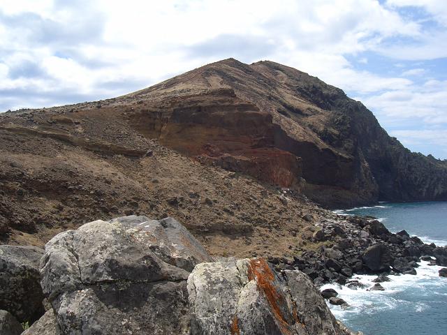 CIMG1529.JPG - Wanderung Ponta de São Lorenço (Ostkap):  Blick vom Rastplatz zum Gipfel (150m).