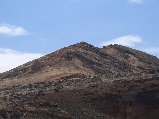 CIMG1530.JPG - Wanderung Ponta de São Lorenço (Ostkap):  Blick vom Rastplatz zum Gipfel (150m, René müsste dort zu sehen sein).