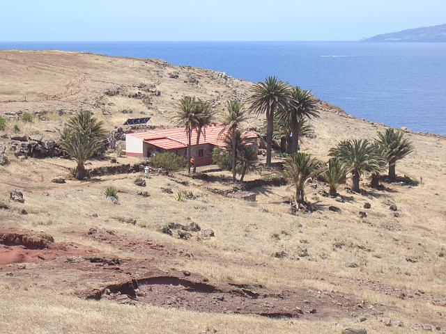 CIMG1533.JPG - Wanderung Ponta de São Lorenço (Ostkap): Blick vom weiteren Weg zur Casa da Sardinha hinab.