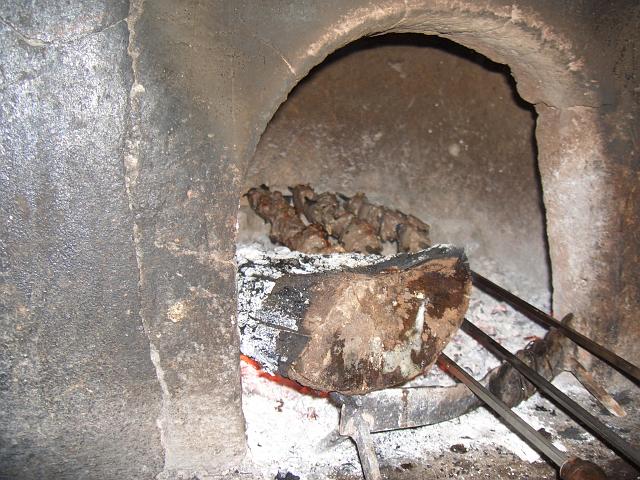 CIMG1560.JPG - Bar Portela a Vista: Die Fleischspiesse liegen im Feuer.