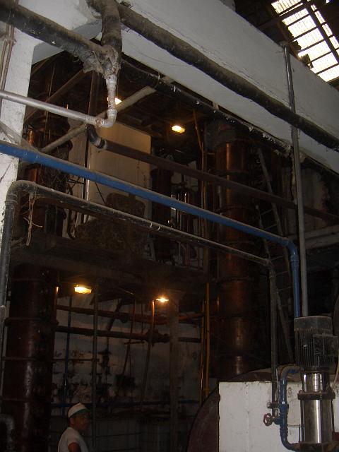 CIMG1567.JPG - Porto da Cruz: Die Destillationsapparatur in der Rumdestille.
