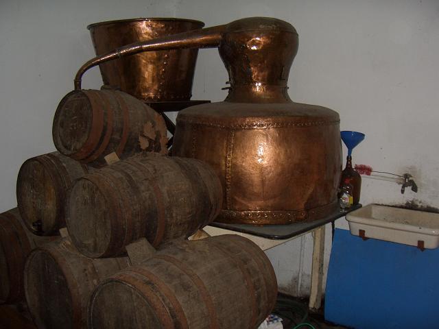CIMG1569.JPG - Porto da Cruz: In der Rumdestille gibt es auch noch Gerätschaften zur Destillation im kleineren Maßstab.