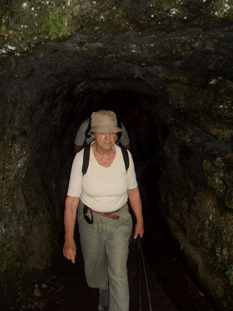 CIMG1584.JPG - Levada do Caldeirão Verde: Margarete kommt aus dem ersten Tunnel heraus.