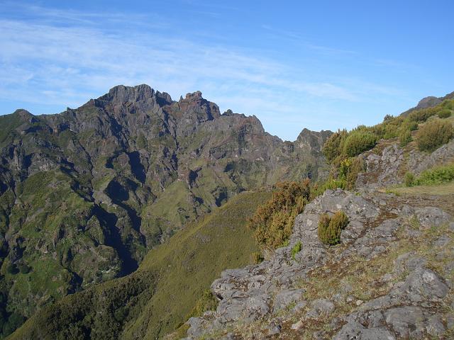 CIMG1606.JPG - auf dem Höhenweg zwischen Teixeira und Pico Ruivo: Blick zum Pico das Torres (1847m).
