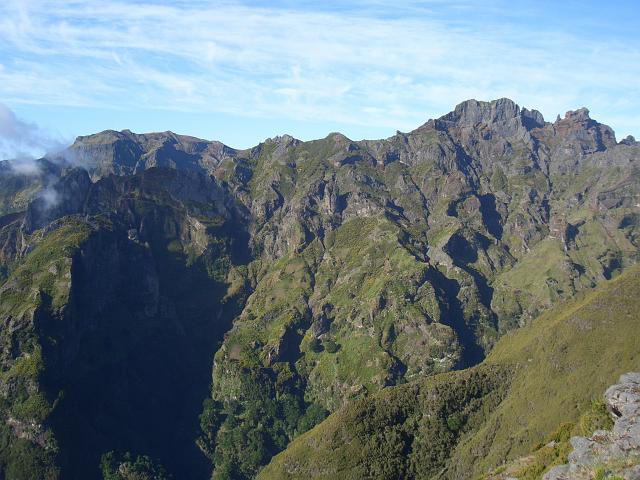 CIMG1607.JPG - auf dem Höhenweg zwischen Teixeira und Pico Ruivo: Blick zum Pico do Areeiro (1805m).