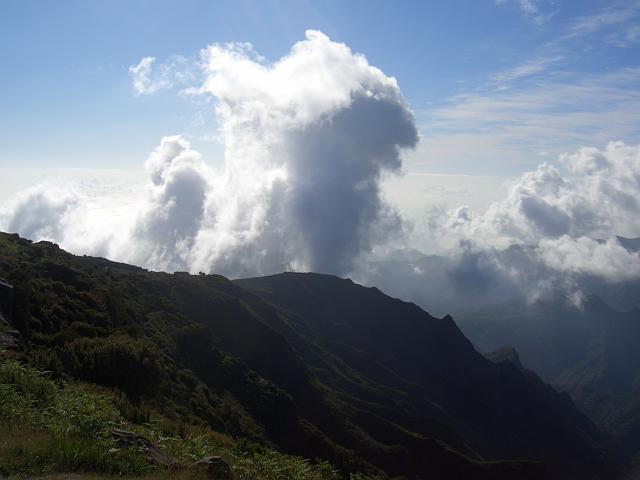 CIMG1608.JPG - auf dem Höhenweg zwischen Teixeira und Pico Ruivo: Von Südosten drängen die ersten Wolken heran.