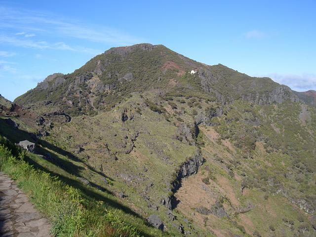 CIMG1609.JPG - auf dem Höhenweg zwischen Teixeira und Pico Ruivo: Der Pico Ruivo (1861m) kommt näher, die Hütte ist schon deutlich zu erkennen.