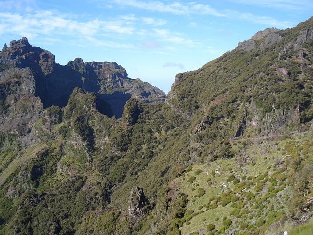 CIMG1611.JPG - auf dem Höhenweg zwischen Teixeira und Pico Ruivo: Der weitere Weg unterhalb des Pico das Torres ist zu erkennen.