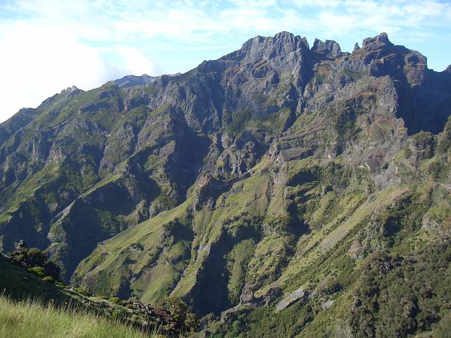 CIMG1612.JPG - auf dem Höhenweg zwischen Teixeira und Pico Ruivo: Im Hintergrund links das Ziel der Wanderung, der Pico do Areeiro (1805m).