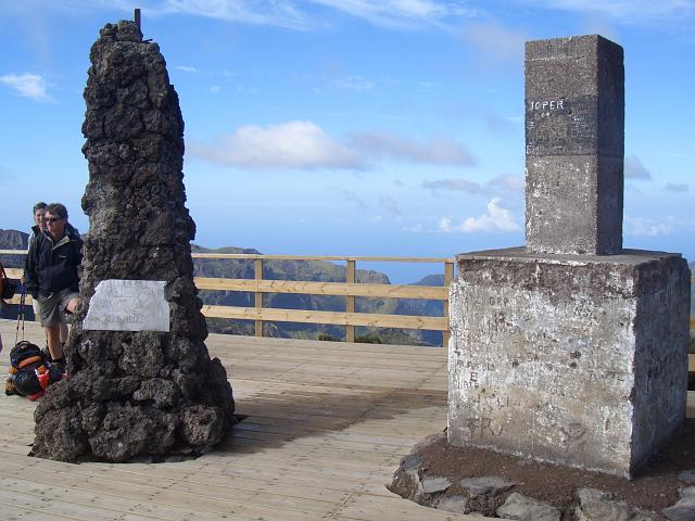 CIMG1614.JPG - Pico Ruivo de Santana (1861m): Das ist der Vermessungsstein am Gipfel.