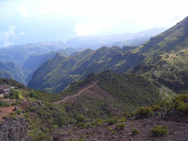 CIMG1617.JPG - Pico Ruivo de Santana (1861m): Blick hinab zur Hütte und auf einen Teil des bereits zurückgelegten Weges.