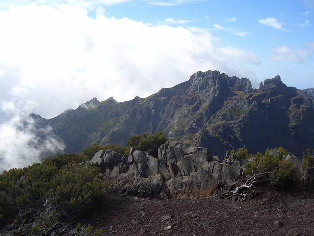 CIMG1618.JPG - Pico Ruivo de Santana (1861m): Blick zum Pico das Torres (1847m).