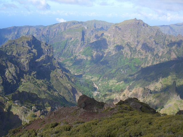 CIMG1619.JPG - Pico Ruivo de Santana (1861m): Blick in den oberen Teil des Curral das Freiras (Nonnental), rechts hinten Pico Grande (1654m) und der Encumeada-Pass.