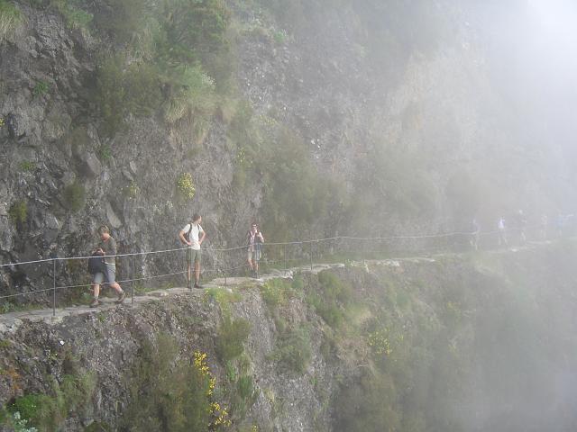 CIMG1620.JPG - Höhenweg zwischen Pico Ruivo und Pico do Areeiro: Auf dem gut gesicherten Weg tauchen Wanderer aus dem Nebel auf.
