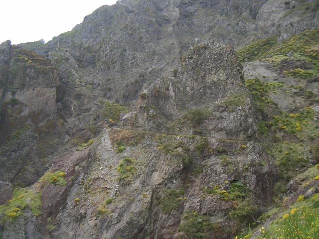 CIMG1622.JPG - Höhenweg zwischen Pico Ruivo und Pico do Areeiro: Blick auf den weiteren Wegverlauf am Pico das Torres.