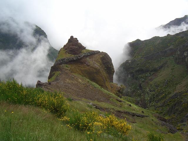 CIMG1623.JPG - Höhenweg zwischen Pico Ruivo und Pico do Areeiro: Blick zu einer interessanten Felsformation am Pico das Torres.