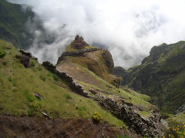CIMG1625.JPG - Höhenweg zwischen Pico Ruivo und Pico do Areeiro: Blick zu der interessanten Felsformation am Pico das Torres von einer anderen Position aus.
