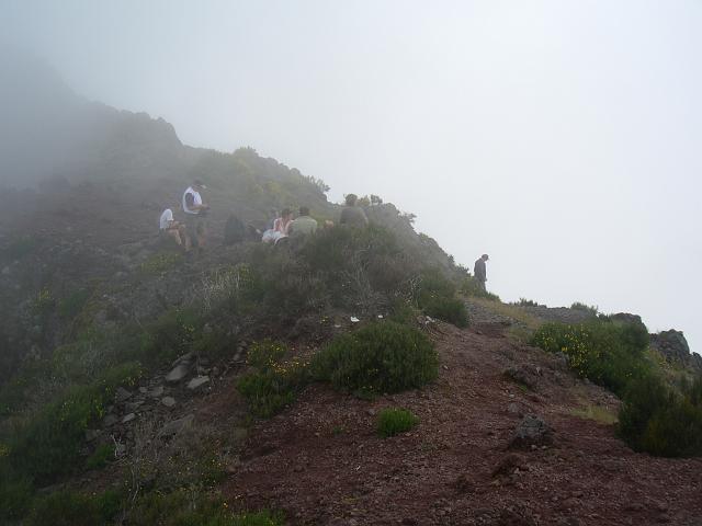 CIMG1626.JPG - Höhenweg zwischen Pico Ruivo und Pico do Areeiro: Rastplatz an einem Sattel am Fusse des Pico das Torres.