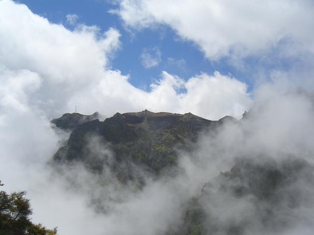 CIMG1627.JPG - Höhenweg zwischen Pico Ruivo und Pico do Areeiro: Blick zum Pico do Areeiro.