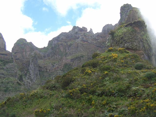 CIMG1630.JPG - Höhenweg zwischen Pico Ruivo und Pico do Areeiro: Blick in die Umgebung des Pico do Gato.