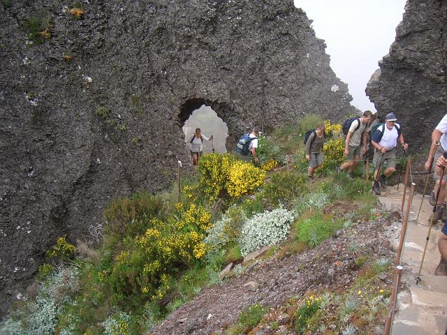 CIMG1633.JPG - Höhenweg zwischen Pico Ruivo und Pico do Areeiro: Anstieg auf weiteren Treppenstufen, Claudia kommt gerade durch das Felsentor.