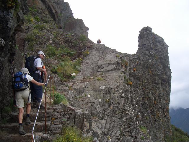 CIMG1634.JPG - Höhenweg zwischen Pico Ruivo und Pico do Areeiro: Anstieg auf noch mehr Treppenstufen.