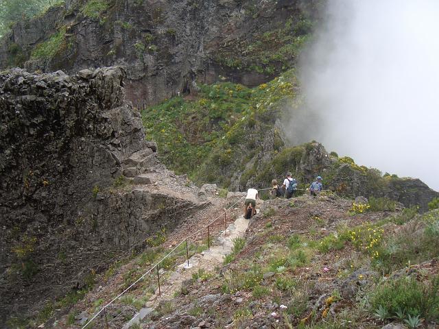 CIMG1635.JPG - Höhenweg zwischen Pico Ruivo und Pico do Areeiro: Ein kurzer Abstieg zur Abwechslung...