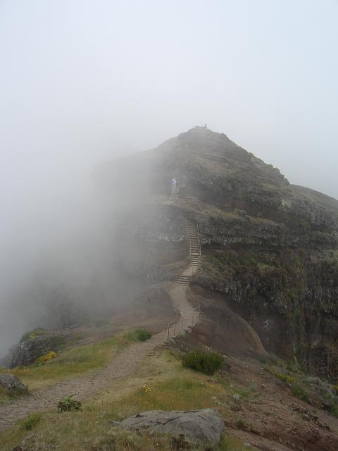 CIMG1637.JPG - Höhenweg zwischen Pico Ruivo und Pico do Areeiro: Das ist schon der Aufstiegsbeginn zum Pico do Arreiro.