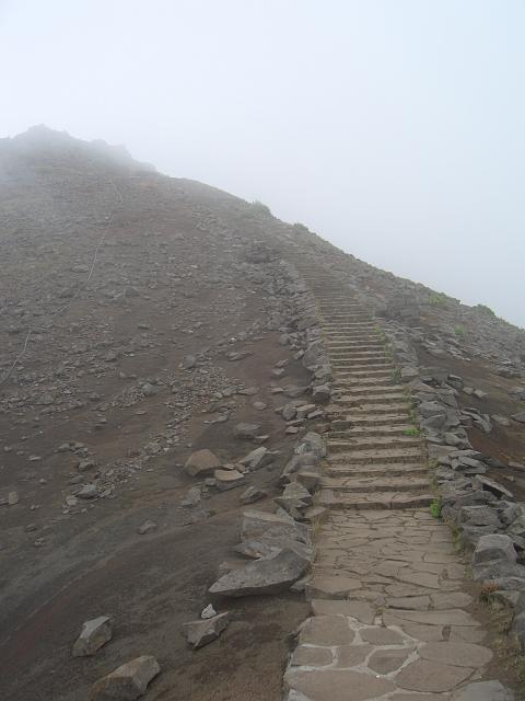 CIMG1639.JPG - Höhenweg zwischen Pico Ruivo und Pico do Areeiro: Die letzten Stufen zum Pico do Arreiro.