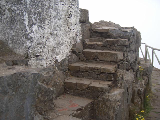 CIMG1640.JPG - Pico do Areeiro (1805m): Die Stufen auf dem Pico do Arreiro führen zur Vermessungssäule.