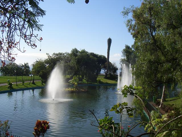 CIMG1646.JPG - Funchal/Parque de Santa Catarina: Die Wasserspiele sorgen für Erfrischung.