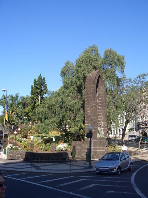 CIMG1652.JPG - Funchal: Denkmal am Rande der Rotunda do Infante.