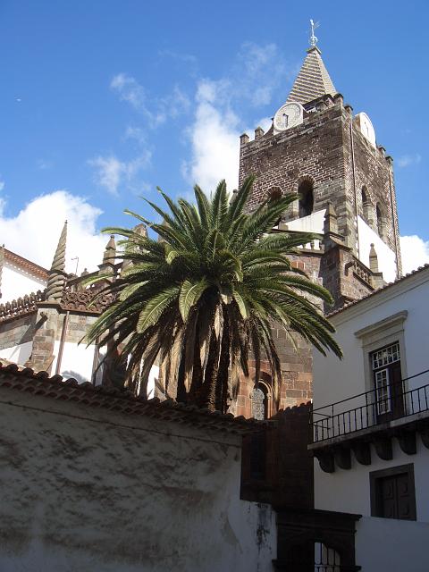 CIMG1660.JPG - Funchal: Aussenansicht der Kathedrale (beachtenswert sind die schraubenförmigen Spitzen).
