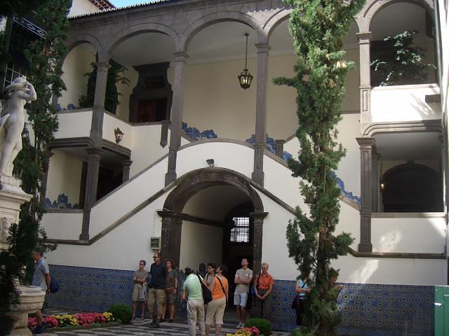 CIMG1663.JPG - Funchal: Treppenaufgang im Innenhof des Rathauses.