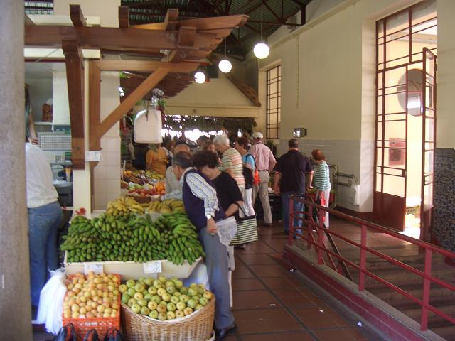 CIMG1669.JPG - Funchal/Markthalle: In der oberen Etage gab es Bananan, Zwiebeln und Kirschen (nicht im Bild) im Überfluss.