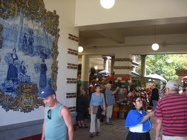 CIMG1671.JPG - Funchal/Markthalle: Das ist ein Eingang der Markthalle.
