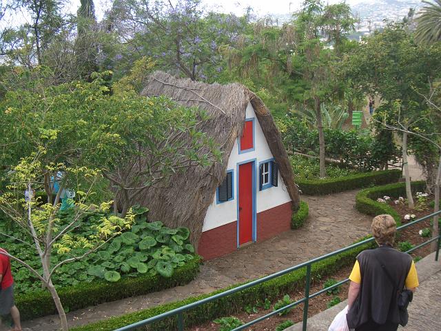 CIMG1685.JPG - Funchal/Botanischer Garten: Ein typisches Santana-Haus.
