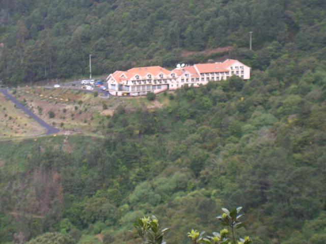 CIMG1723.JPG - Wanderung am Pico Grande: Blick zum Hotel Residencial Encumeada.