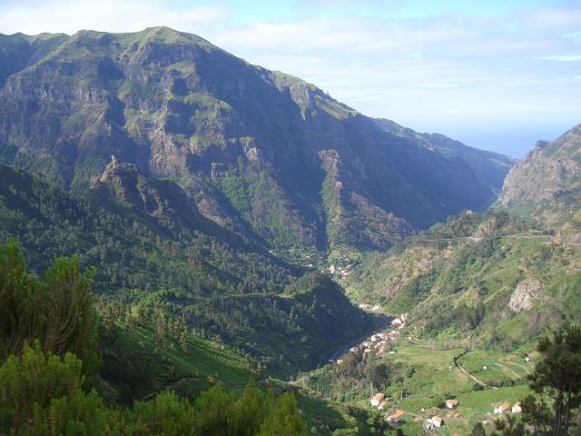 CIMG1724.JPG - Wanderung am Pico Grande: Blick ins Tal mit Serra de água, links hinten unser Zielgebiet.