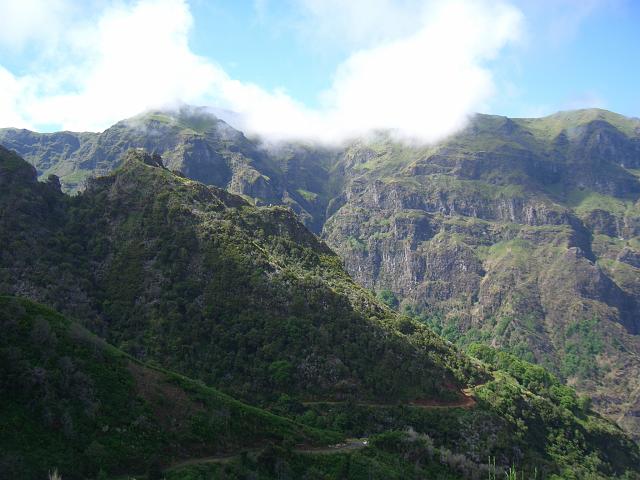 CIMG1730.JPG - Wanderung am Pico Grande: Den Weg nach unten ersparen wir uns, wir müssen zu dem Knuppel links oben.