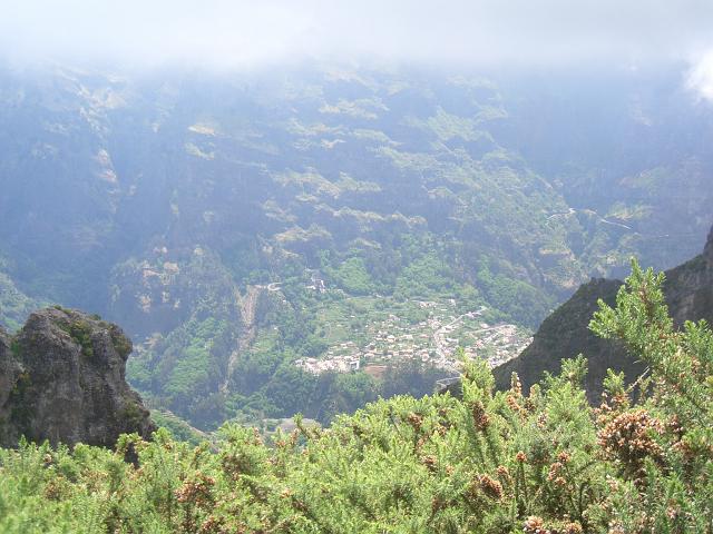 CIMG1733.JPG - Wanderung am Pico Grande: Blick ins Curral das Freiras (Nonnental).