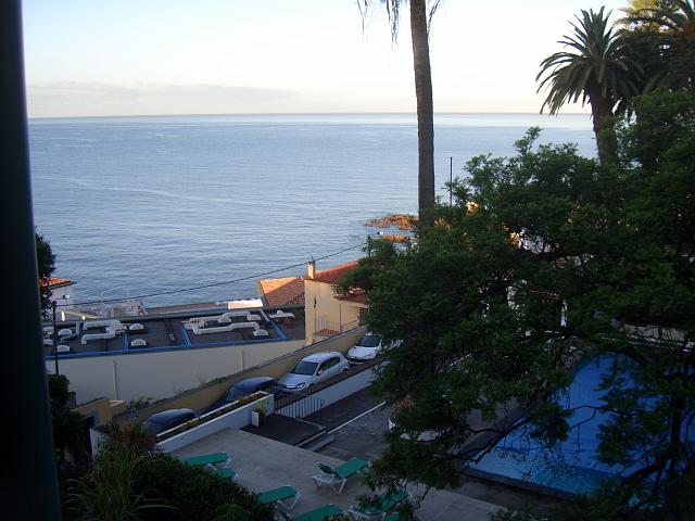CIMG1740.JPG - Funchal/Quinta da Penha de França****: Blick von unserem Balkon auf das Meer einsamen Pool.