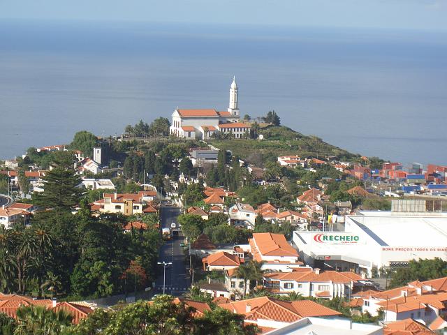 CIMG1748.JPG - Funchal/Pico dos Barcelos (355m): Blick zum großen Supermarkt (Madeira-Shopping).