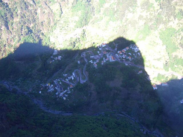 CIMG1750.JPG - Curral das Freiras: Blick vom Aussichtspunkt an der Eira do Serrado ins Nonnental.