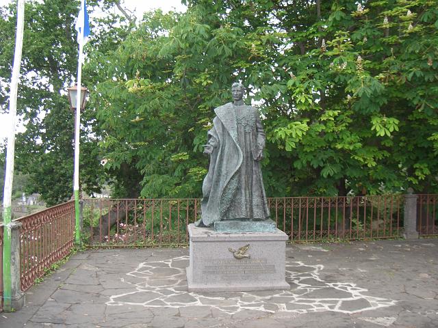 CIMG1766.JPG - Monte: Denkmal des letzten Kaisers von Österreich, Karl I., vor  der Kirche .