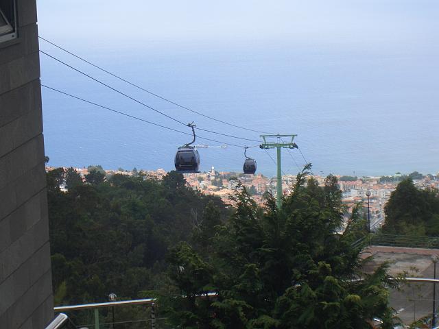 CIMG1772.JPG - Monte: Blick von der Bergstation der Seilbahn zu den Gondeln über Funchal.